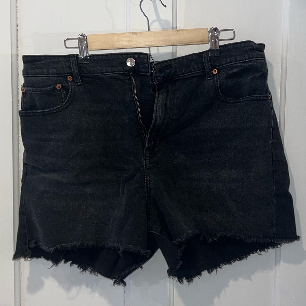 BLACK AMERICAN EAGLE DENIM SHORTS - Size 16 stretch distressed denim shorts
